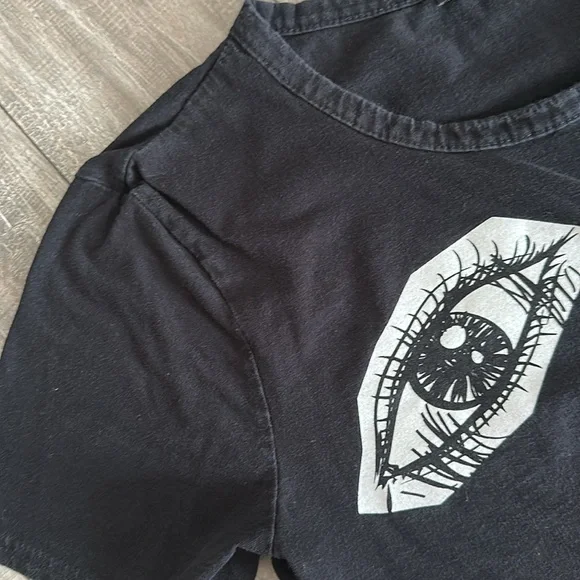 PrettyLittleThing Black Tee with Pink Graphic - Picture 3 of 5